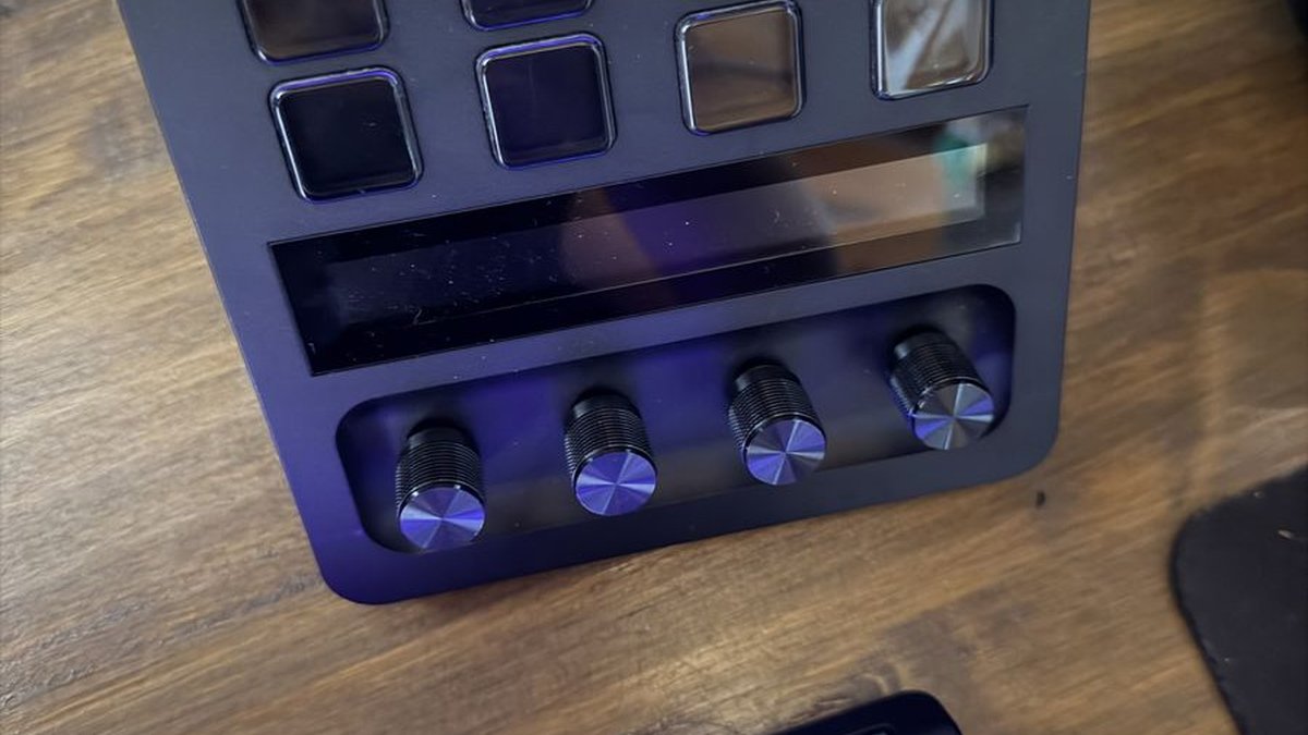 Stream Deck+ et clavier mécanique du setup de streaming