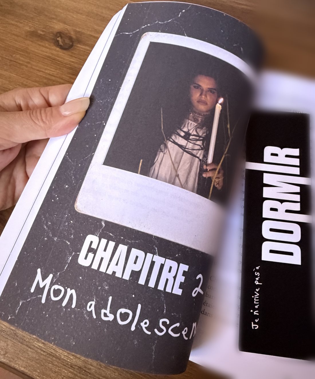 Livre Je n’arrive pas à dormir de Malū Torez ouvert au chapitre 2 avec son marque-page