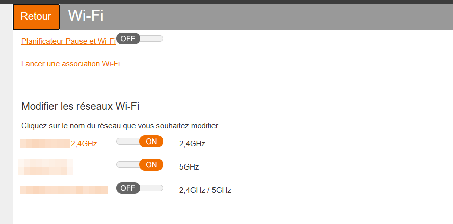 Interface de la box affichant trois réseaux Wi-Fi, dont un en 2,4 GHz et un en 5 GHz avec des noms distincts