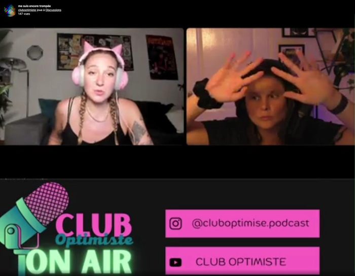 Aude et son amie pendant un live Club Optimiste, avec le logo Club Optimiste On Air