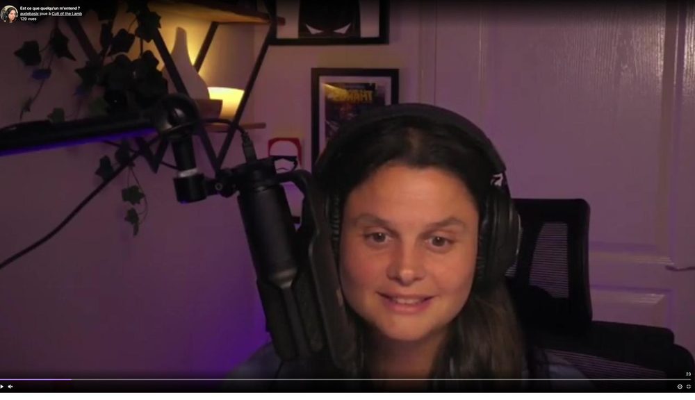 Audebasix, casque sur les oreilles, pendant son premier live gaming en solo sur Cult of the Lamb.