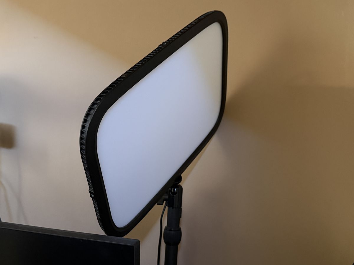 Key Light Elgato allumée au-dessus de l'écran