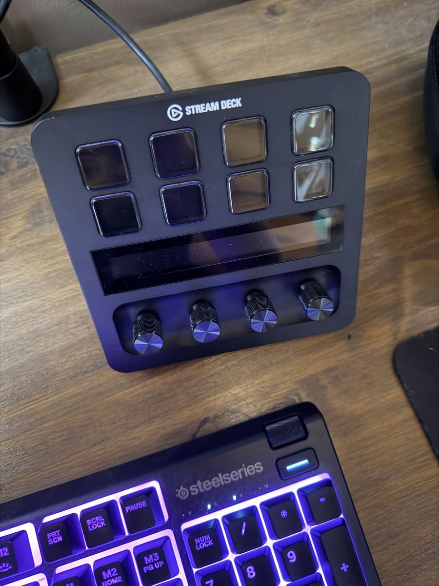 Stream Deck + Elgato avec 8 boutons LCD et 4 encodeurs rotatifs