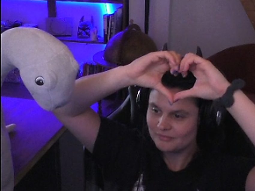 Audebasix forme un cœur avec ses mains face à sa caméra de stream